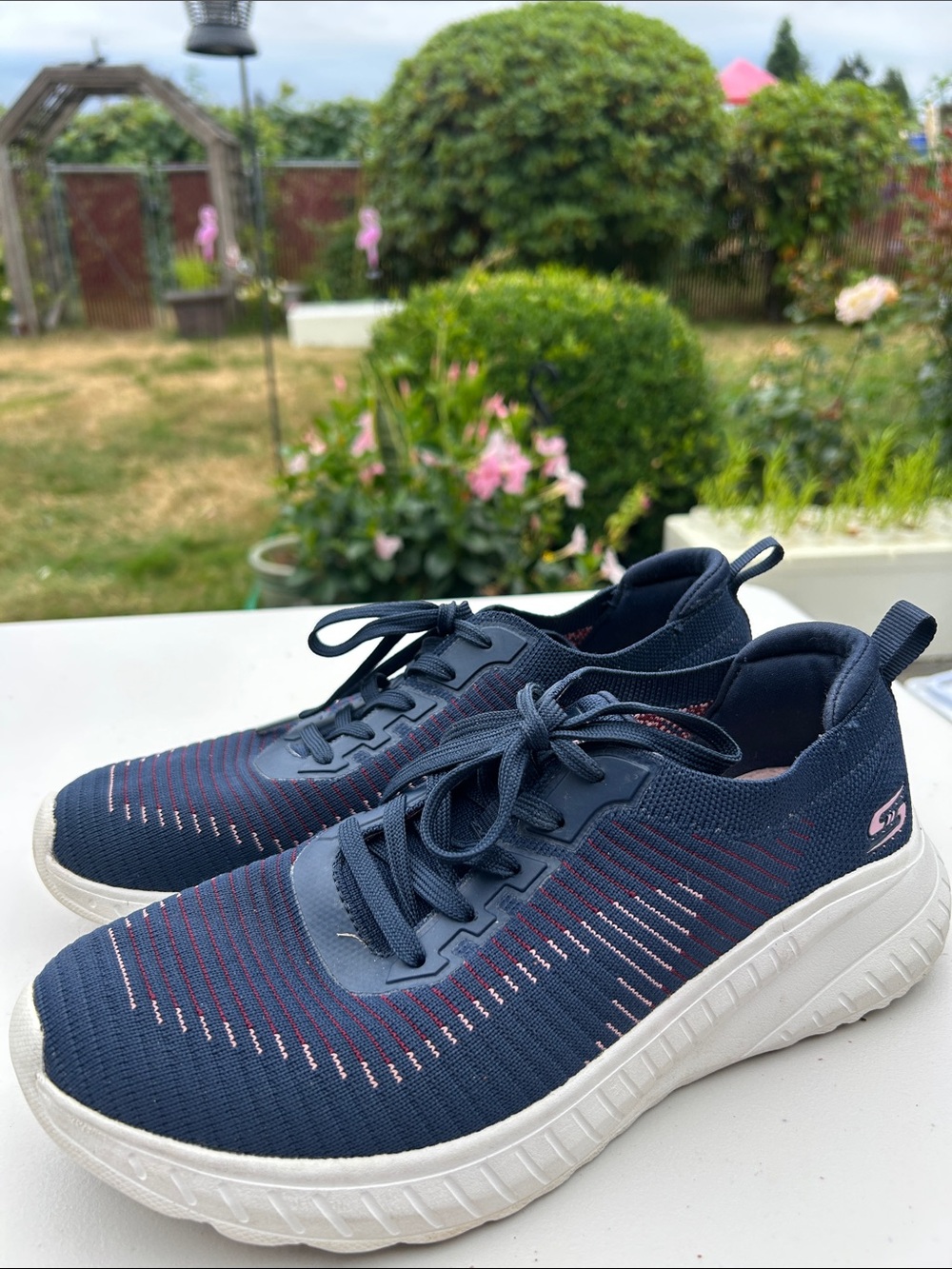 Skechers Women’s Navy Knit Sneakers with Pink Accent Stripes Shoes Size 10